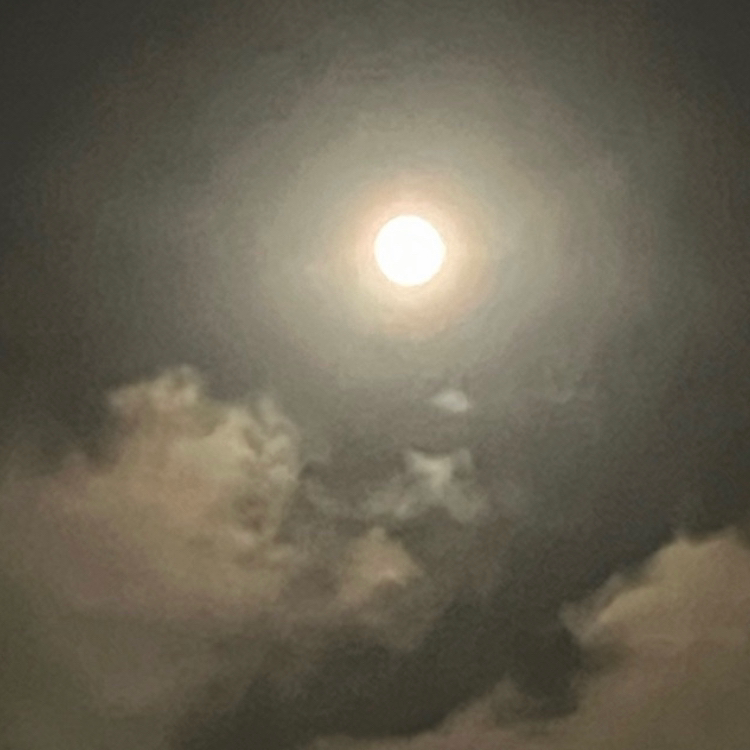 月が輝く静かな空