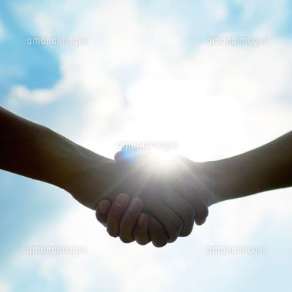 声をかけて握手を求める