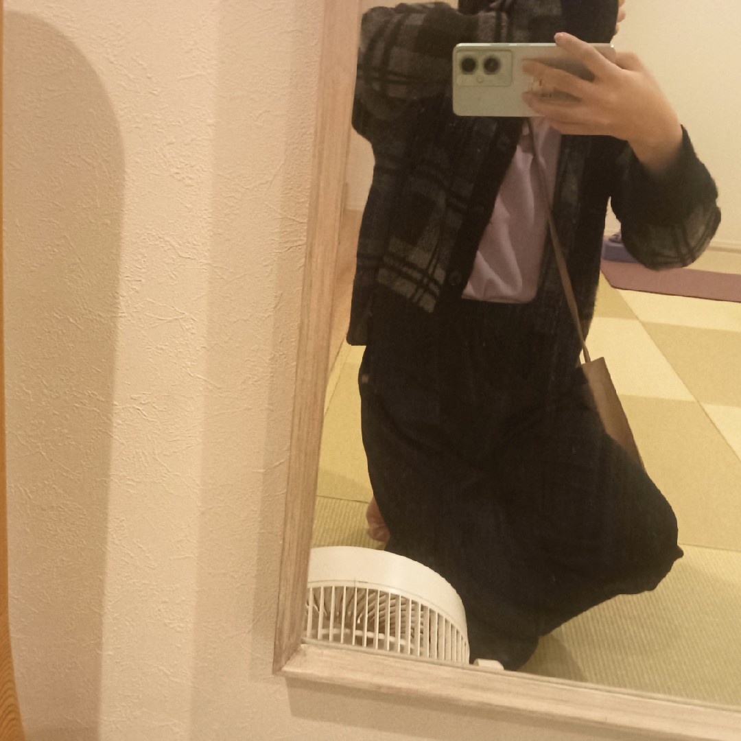 くすみピンクカバン少し前開け