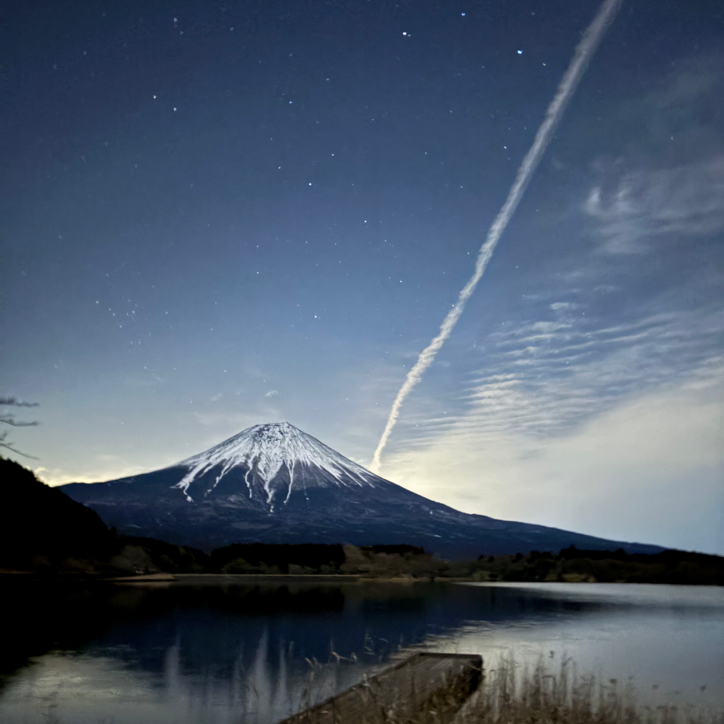 ひこうき雲と富士山
