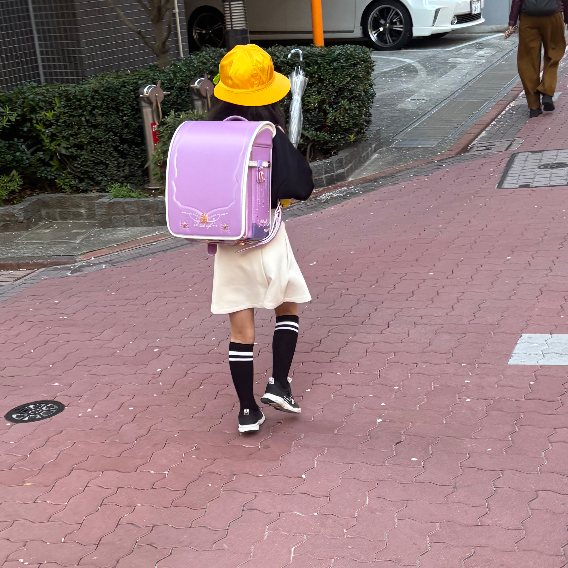 木漏れ日の 小さな足取り 黄色帽