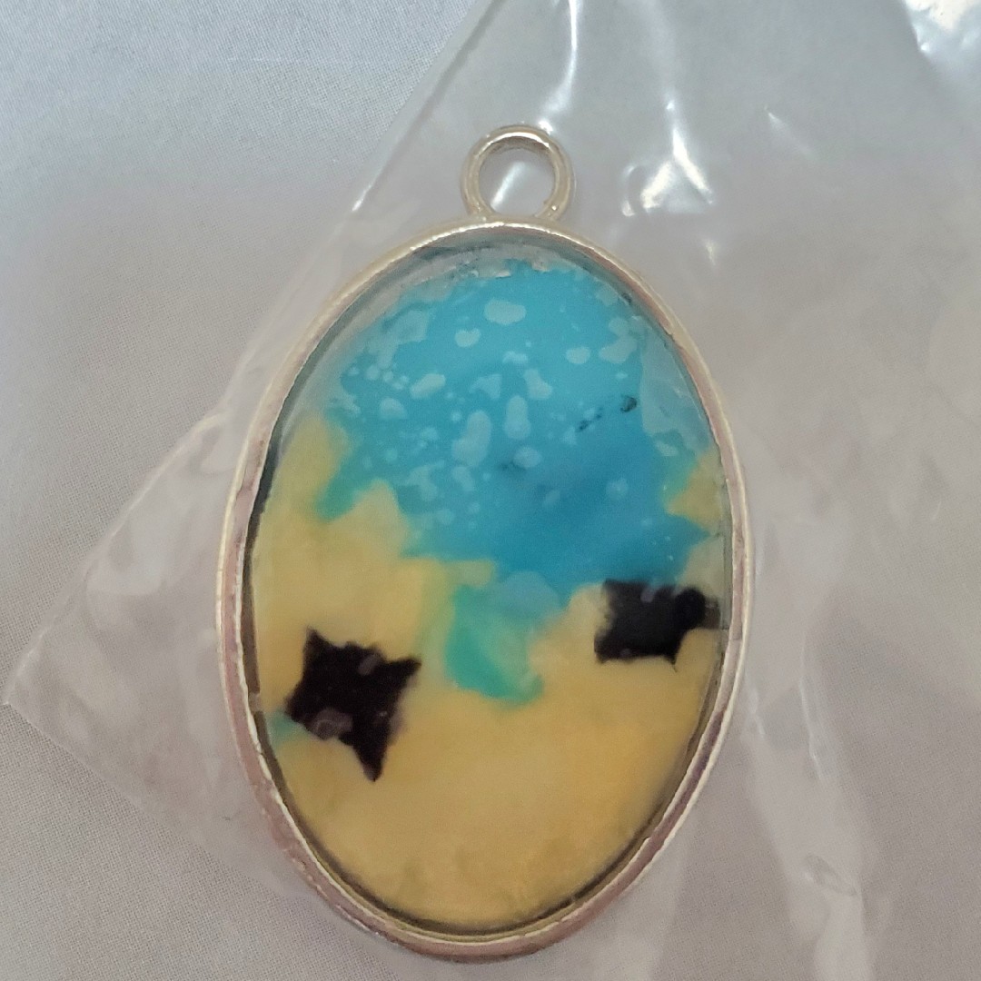 緑は、前髪で黒の目