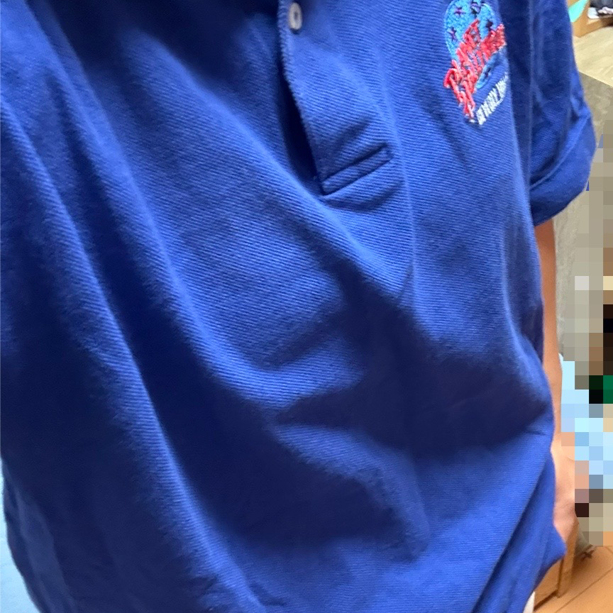 青ポロシャツ白ジーパン