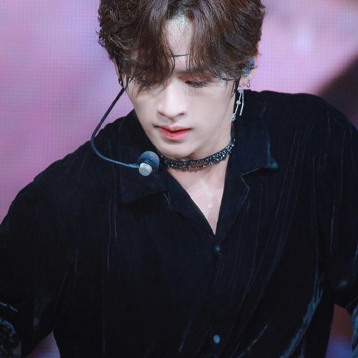 推しのパーカーを買う（6000円