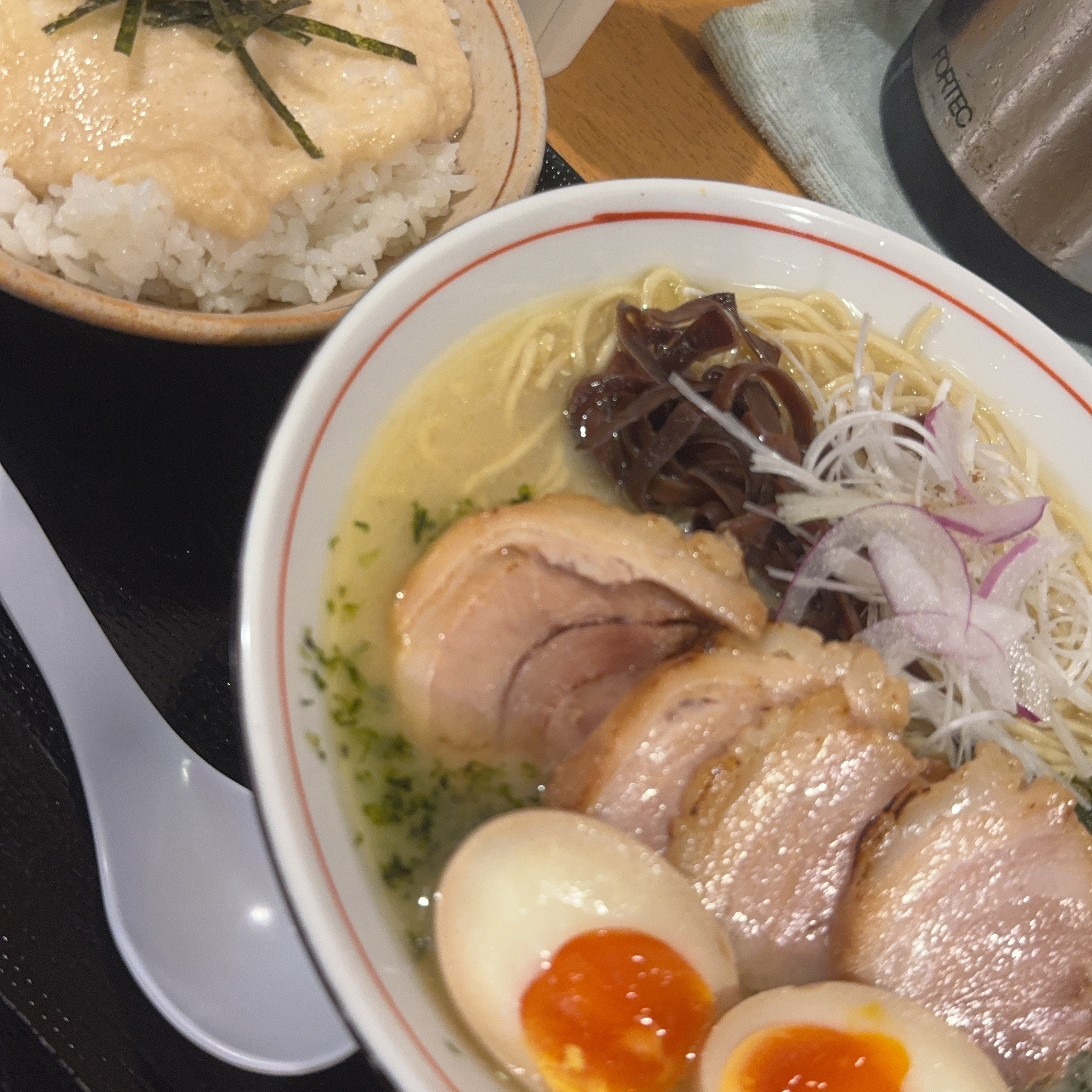 これは奢りだ（スッ