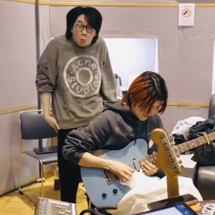 若井さんを見つめる