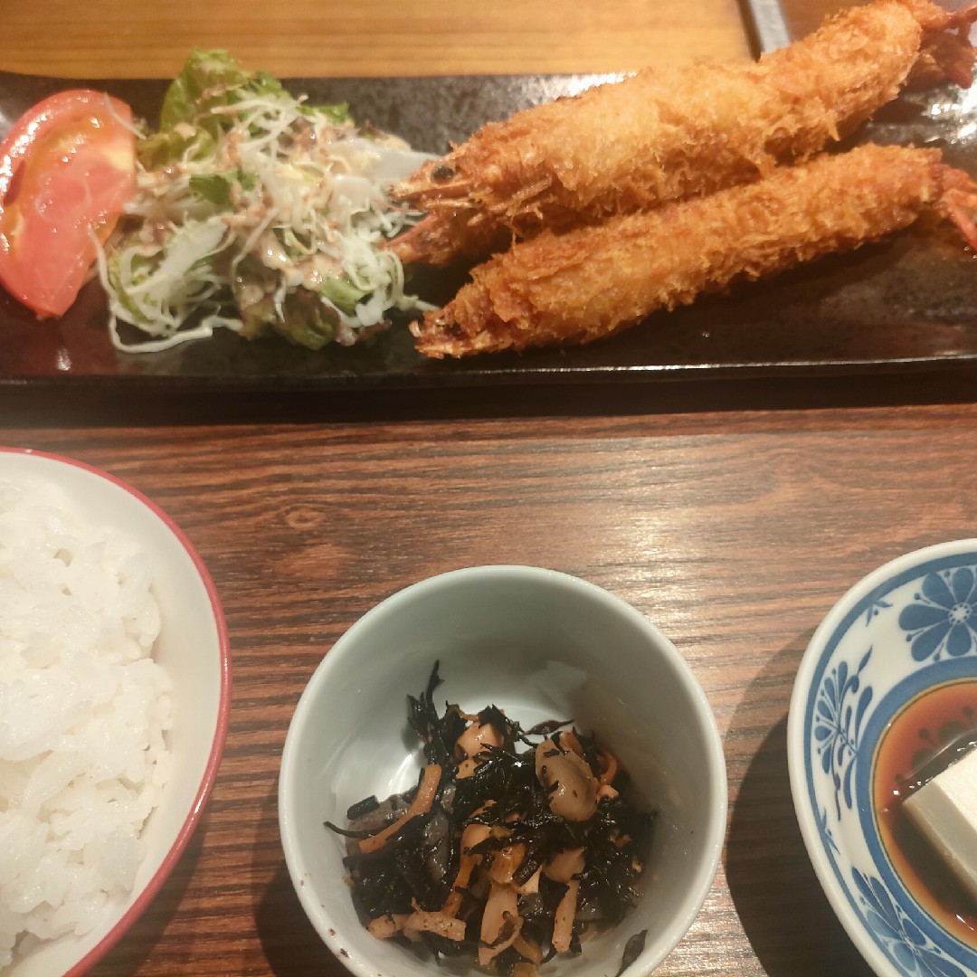 ボンバーキッチンに定食を食べに行こう！その後はカフェへ。